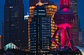 Nachtansicht der Skyline von Pudong, dominiert vom Oriental Pearl TV Tower, Shanghai, China
