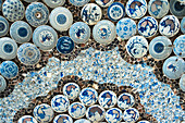 Mit blauem und weißem Porzellan verzierte Decke im Porzellanhaus (auch als China-Haus bekannt), mit zementiertem und aufgeklebtem Porzellan, Tianjin, China