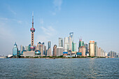Perlenturm mit Blick auf die Skyline des Stadtteils Pudong und den Huangpu-Fluss Schanghai, China.
