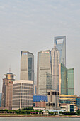 Skyline des Stadtteils Pudong und Huangpu-Fluss Shanghai, China.