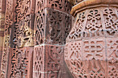 Indien, Delhi. Qutub Minar, ca. 1193, eines der frühesten bekannten Beispiele islamischer Architektur. Detail des kunstvoll geschnitzten Sandsteins. UNESCO.