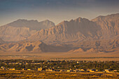 Südost-Iran, Mahan, Berge und erhöhter Blick auf die Stadt