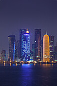 Katar, Doha, Doha Bay, West Bay Wolkenkratzer in der Morgendämmerung, mit dem World Trade Center in Blau und dem Burj Qatar in Gold