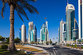 Katar, Doha, Doha Bay, West Bay-Wolkenkratzer, Morgen