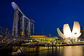 Singapur. Marina Bay Sands Hotel und Wissenschaftszentrum bei Nacht