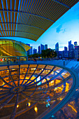 Singapur. Straßenansicht der Stadt in der Dämmerung.