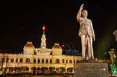 Historisches Gebäude des Volkskomitees (ehemaliges Hotel de Ville de Saigon) und Ho-Chi-Minh-Statue, Ho-Chi-Minh-Stadt (Saigon), Vietnam