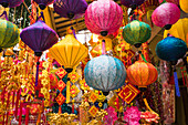 Vietnam, Hanoi. Tet Lunar New Year, Feiertagsdekorationen zu verkaufen