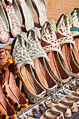 VAE, Dubai, Deira. Traditionelle Souvenir-Pantoffeln