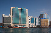 VAE, Dubai, Deira. Gebäude am Wasser am Dubai Creek