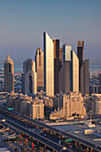 VAE, Stadtzentrum Dubai. Erhöhte Ansicht der Wolkenkratzer an der Sheikh Zayed Road vom Stadtzentrum aus