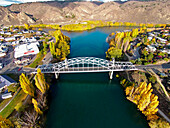 Alexandra Bridge und Clutha River im Herbst, Central Otago, Südinsel, Neuseeland, Drohnenaufnahme