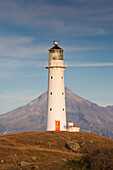 Neuseeland, Nordinsel, Pungarehu. Cape Egmont-Leuchtturm und Mt. Taranaki