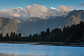 Neuseeland, Südinsel, Westküste, Fox Glacier Village, Lake Matheson, Spiegelung von Mt. Tasman und Mt. Cook, Abenddämmerung