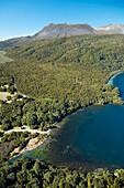 Te Tapahoro Bay, Lake Tarawera, der in den Tarawera River mündet, und Mount Tarawera, in der Nähe von Rotorua, Nordinsel, Neuseeland