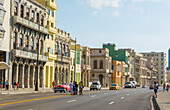 Havanna, Kuba. Hauptstraße in der Hauptstadt mit alten bunten Gebäuden und Verkehr Habana