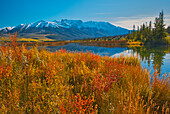 Kanada, Alberta, Jasper-Nationalpark. Reflektionen im Talbot Lake