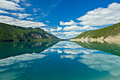 Kanada, Britisch-Kolumbien, Muncho Lake Provincial Park. Reflektionen im Muncho Lake