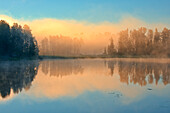 Kanada, Ontario, Kenora. Nebel bei Sonnenaufgang am Isabel Lake