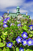USA, Kanada, Montreal. Blick auf das Rathausgebäude hinter Blumen