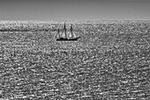 Kanada, Québec, L'Anse-Pleureuse. Segelboot auf dem Sankt-Lorenz-Golf