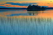 Kanada, Québec, Belleterre. Spiegelung im Sonnenuntergang am Lac des Sables