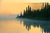 Kanada, Québec, Chibougamau. See im Nebel bei Sonnenaufgang