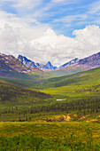 Kanada, Yukon. Landschaft der Tombstone Range und des North Klondike River