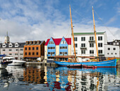 Halbinsel Tinganes mit Altstadt, Regierungsviertel und dem Westhafen. Torshavn (Thorshavn) Die Hauptstadt der Färöer Inseln auf der Insel Streymoy im Nordatlantik. Dänemark, Färöer Inseln