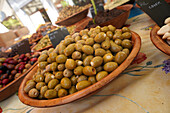 Oliven auf dem Sonntagsmarkt in Beaune, Frankreich