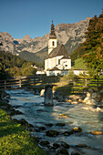 Frühmorgens über der St. Sebastian Kirche, Ramsau bei Berchtesgaden, Bayern, Deutschland