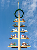 Traditioneller bayerischer Maibaum (Maibaum). Dorf Sachrang im Chiemgau in den bayerischen Alpen. Europa, Deutschland, Bayern