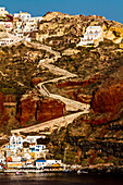 Santorin, Griechenland. Zickzack-Treppenweg, der zu einem Dorf am Meer auf der Insel Santorin führt