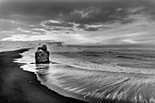 Meeresstapel und schwarzer Sandstrand in der Nähe von Vik, Island (Großformat verfügbar)
