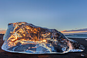 Verstreutes Eis von Eisbergen am schwarzen Sandstrand von Joklusarlon, Island (Großformate verfügbar)