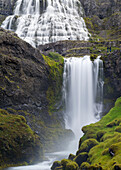 Dynjandi-Wasserfall, ein Wahrzeichen der Westfjorde im Nordwesten Islands.