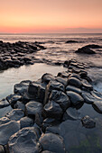 UK, Nordirland, County Antrim, Bushmills, Giants Causeway, Unesco-Welterbe, Küstenfelsen aus Basalt in der Abenddämmerung