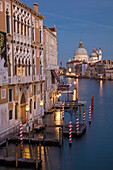 Dämmerung über den Gebäuden entlang des Canal Grande mit Santa Maria della Salute, Venedig, Venetien, Italien