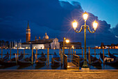 Frühmorgendlicher Blick über Gondeln und San Giorgio Maggiore, Venedig, Venetien, Italien