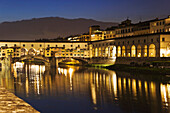 Italien, Florenz. Fluss Arno und die Ponte Vecchio bei Nacht