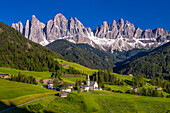 Italien, Dolomiten, Val di Funes. Kapelle der Heiligen Magdalena im Dorf