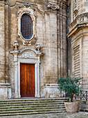 Italien, Bari, Apulien, Monopoli. Eingang zur Basilika Cattedrale Maria Santissima della Madia.