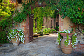 Italien, Toskana. Innenhof eines Agriturismo in der Nähe der Hügelstadt Montalcino.