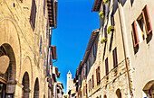Mittelalterliche Gebäude und Cuganensi-Turm, San Gimignano, Toskana, Italien.