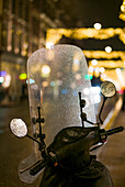 Niederlande, Amsterdam. Utrechtstraat Straße, Motorrad und Feiertagsdekorationen