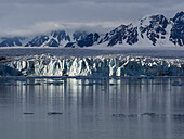 Arktischer Ozean, Norwegen, Svalbard. Gletscher und Meer