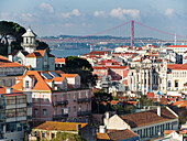 Blick über die Stadtteile Baixa und Bairro Alto in Richtung des Flusses Tajo (Rio Tejo). Lissabon (Lisboa), die Hauptstadt Portugals.