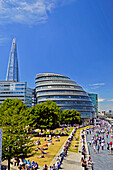 Europa, Vereinigtes Königreich, England, London, Southwark. Blick auf das Rathaus, More London Riverside und den Shard entlang der Themse