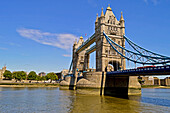 Europa, Vereinigtes Königreich, England, London. Die Tower Bridge über die Themse.