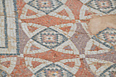 Zypern, römische Ausgrabungsstätte von Kourion. Detail eines antiken Mosaikfußbodens mit geometrischer Verzierung.